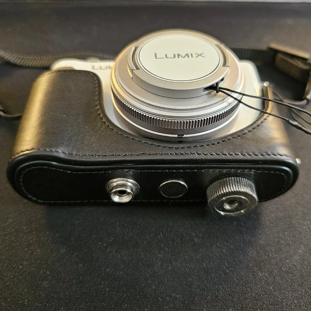 Panasonic Lumix DMC-LX7, EUC, incl. OEM leather Panasonic case, strap, SD card